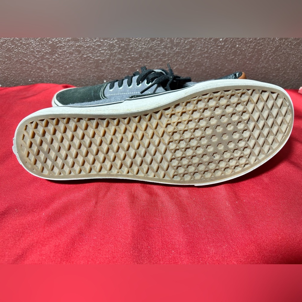 Vans Black and Gray Skate Sneakers with Waffle Sole - Picture 3 of 4